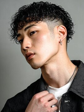 インブルーム(In Bloom) ツイストスパイラルパーマ フェードカット 20代 シェービング