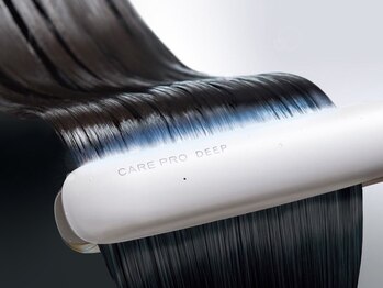 スリー(THREE.)の写真/超音波トリートメント≪ケアプロ≫使用で、髪の内部からしっかり補修◎思わず触りたくなるうる艶髪へ―。