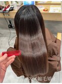 湿気でうねる髪に、負担をかけず自然なストレートを実現