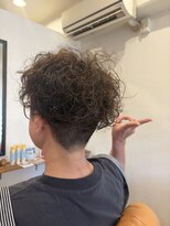 スノウ(snow)&nbsp;かりあげマッシュパーマで白髪ぼかし