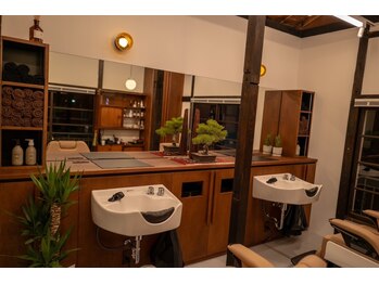 ニューデイ バーバー ショップ(NEWDAY BARBER SHOP)の写真/落ち着いた空間で施術します。自分だけの特別な時間を過ごして心身を整える贅沢なひとときを◎