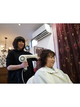 入店からお仕上げまで、1人のスタイリストが担当いたします☆髪の悩み事などお気軽にご相談ください。