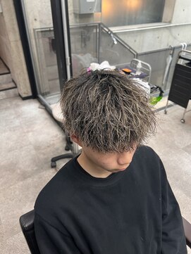 イーラ(era) メンズパーマ金メッシュ波打ちツイスパマッシュ