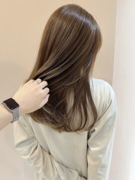 レジナヴィータ 栄(Reginavita) ミディアムレイヤー 韓国ヘア 顔周りレイヤー グレージュ 透明感