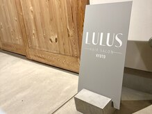 京都駅から徒歩５分の好立地でシンプルな看板が目印です◎