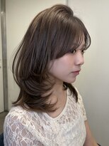 シア(sia) 動きのある、ふんわりミディアムレイヤー!