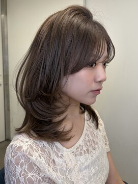 シア(sia) 動きのある、ふんわりミディアムレイヤー!