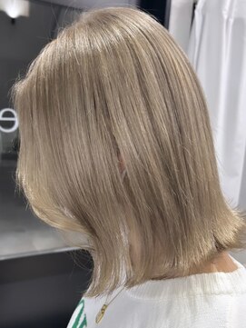 ワンス(once) 外ハネボブミルクティーベージュ