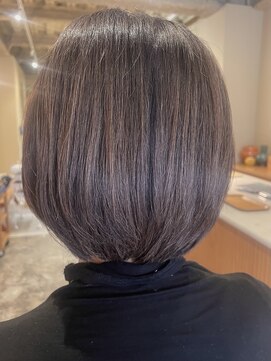 シリ アンド ブラント(siri and brunt) 【ミセス】脱白髪染め透明感カラー×ひし形ボブ