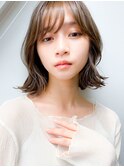 くびれエアリーミディアムボブハイトーングレージュカラー