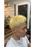 短髪ブリーチヘアー
