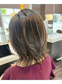 くびれミディアムレイヤーカット×ベージュプレイングカラー