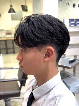 メンズヘアフェイス(Men's hair FACE。) 刈り上げセンターパート/フェザーパーマ