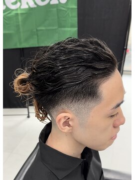 バジー バイ ディーアンドティー(Buzzy by D&T) 波巻きマンバンスタイル