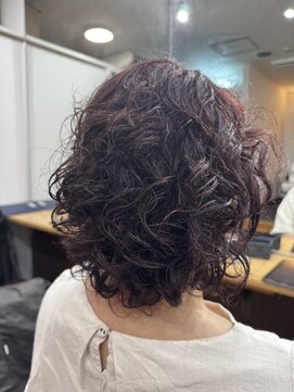 ルーツ(Roots) 癖を活かしたパーマ風スタイル