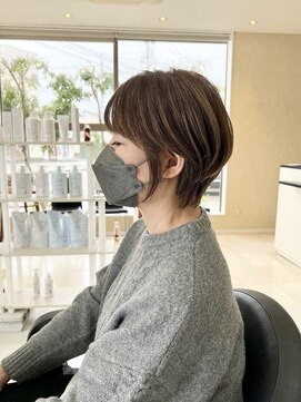 白髪ぼかし×くびれショートで小顔効果！