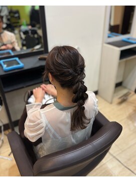 ケリーズグリーン(Kelly's Green) 編みおろしヘア