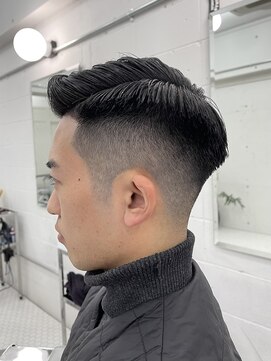 ウェルネス(Wellness) 七:三スキンフェードメンズカットスタイル