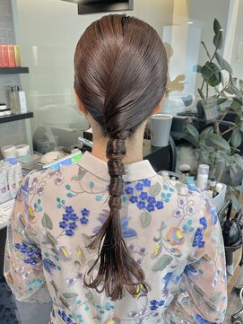 ケンジ ツルヤチョウ(KENJE tsuruyacho) タイトアレンジ/ヘアセット/ローポニーテール/お呼ばれヘア