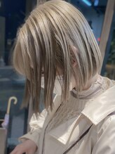 リノショアーズ 日本大通り店(RINOSHORES)&nbsp;ケアブリーチホワイトベージュスリークボブ顔まわりレイヤー20代