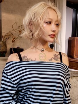 イル(iLe.) レイヤーカット/ウルフカット/ホワイトブロンド/外ハネボブ/美髪