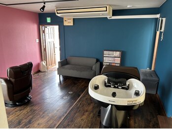 クレイジーバーバー(CRAZY BARBER)の写真/初めての方でも緊張せずにくつろげる空間が◎気さくなスタッフがお出迎え♪初めての方も大歓迎☆