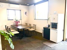 ライフビィ チャーム(Lifebe Charm)の雰囲気（くつろげる待合いスペースフリードリンク/フリーWi-Fi完備！！）