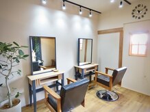 窓から光が差し込むくつろげる空間でお過ごし下さいませ。