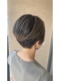 ハイライトカラー×色っぽくびれショート