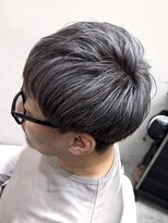 ソレリア(Soleria)&nbsp;シルバーメッシュ/白髪ぼかし/刈り上げショート/メガネに似合う