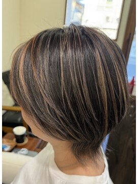 サロンドユニック(salon de UNIC) ベージュ、オレンジの2色ハイライト ショートレイヤーカット