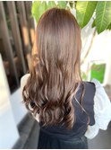 同系色でまとめたミルクティーカラー ゆる巻きと相性良き
