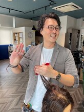 代表取締役　岡部　友寛　美容師歴19年目　長年のキャリアで習得した引き出しの多い施術が売りです！