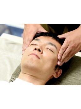 気持ち良いだけでなく、男性ならではのお悩み解決も兼ね備えるヘッドスパでリラックスしながら夢の中に。