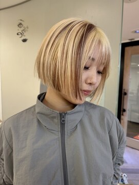 ビファインクーアヴェダ(Be fine coo AVEDA) 抜きっぱなしブリーチ　三毛猫カラー　ハイトーンぱつっとボブ/