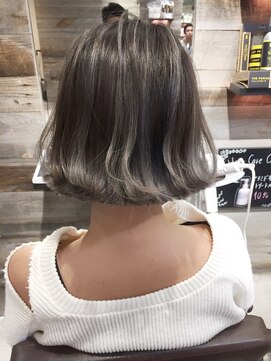 トルネード(TORNADO) 外国人風ボブ ハイライトバレイヤージュ グレージュ 白髪ぼかし