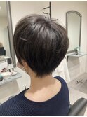 暗めグレージュ×ハンサムショート