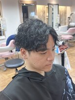 グート ヘアーメイク(gut HAIR MAKE) アップバング センターパート 波巻きパーマ