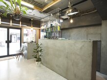 クロムス 梅田茶屋町店(clomus)の雰囲気（日差しの差し込む店内で都会の中でもゆったりと過ごせる空間）