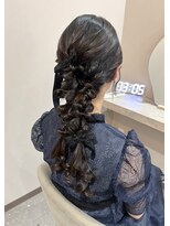 ミラ(Mila)&nbsp;ツイン編みおろし＊結婚式お呼ばれオケージョンヘア