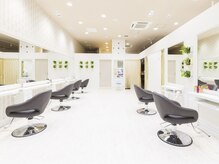 ゼル イオンタウン名西(ZELE)の雰囲気（白が基調のゆったり落ち着きのある店内です◎）