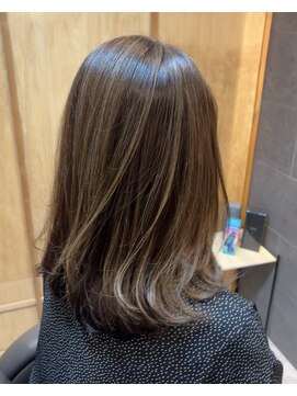 ロエ 平尾山荘(loe) 【脱白髪染めハイライト】自然に馴染むベージュカラー