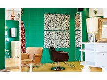 ナチュラル & コロニアルスタイル、自然を感じさせる癒しの思想的空間。テーマは「オーガニック」