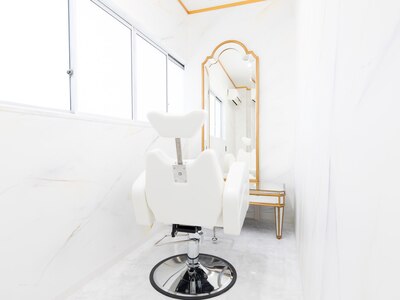 【髪質改善】完全個室完備　白とゴールドを基調としております