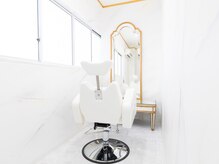 【髪質改善】完全個室完備　白とゴールドを基調としております