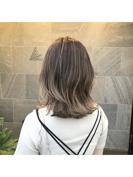 メゾン アヴァロ(Maison Avallo) お客様スナップ　 ミディアムレイヤー/ハイライトカラー