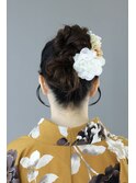 高めのシニヨンスタイル