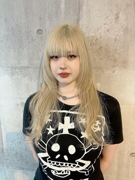 コワファースト長崎シャンプーボーイ 2nd(COIFF1RST 長崎 SHAMPOO BOY) 長崎ハイトーン レイヤー ハッシュカット ホワイトブロンド