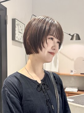 くすみベージュマロンベージュ前上がりボブショート/オオタユキ