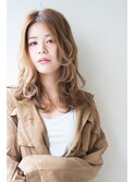センターパートのゆるふわ柔らかハイトーンカールセミロング